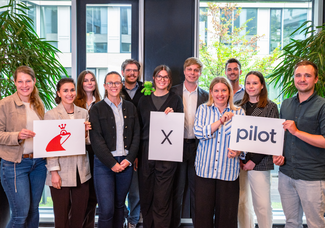 Gruppenfoto von Mitarbeitenden von Werner & Mertz sowie von pilot