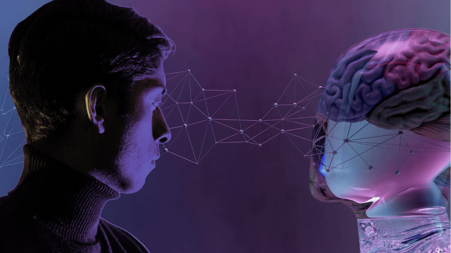 Mensch und Roboter schauen sich in die Augen