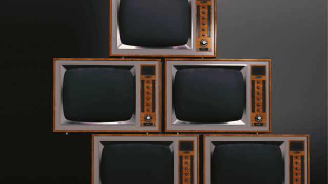 Sieben Röhrenfernseher übereinander gestapelt vor dunklem Hintergrund