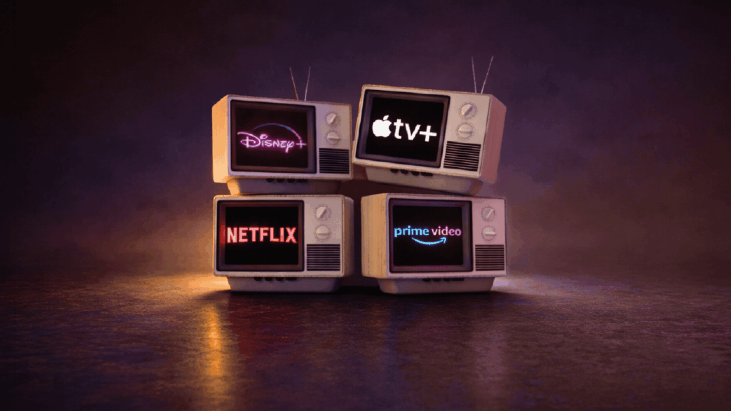 Fernseher aufeinander gestapelt mit verschiedenen Logos von Streaminganbietern