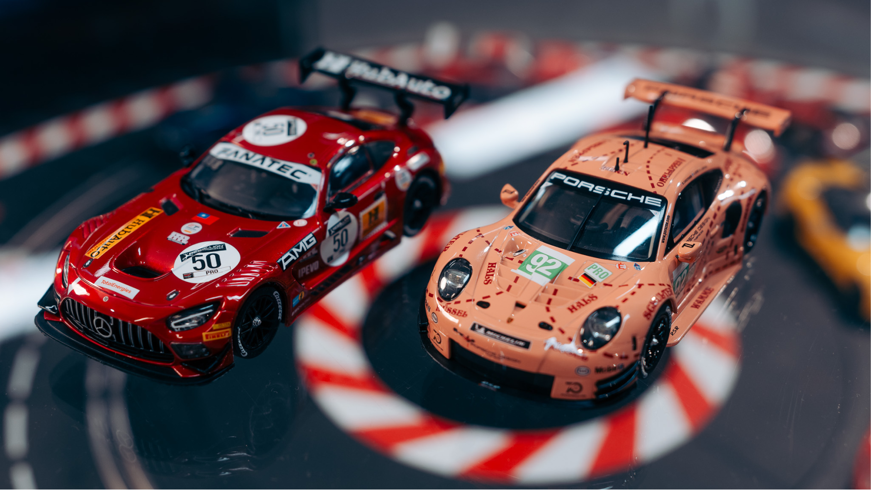 Zwei Carrera Autos