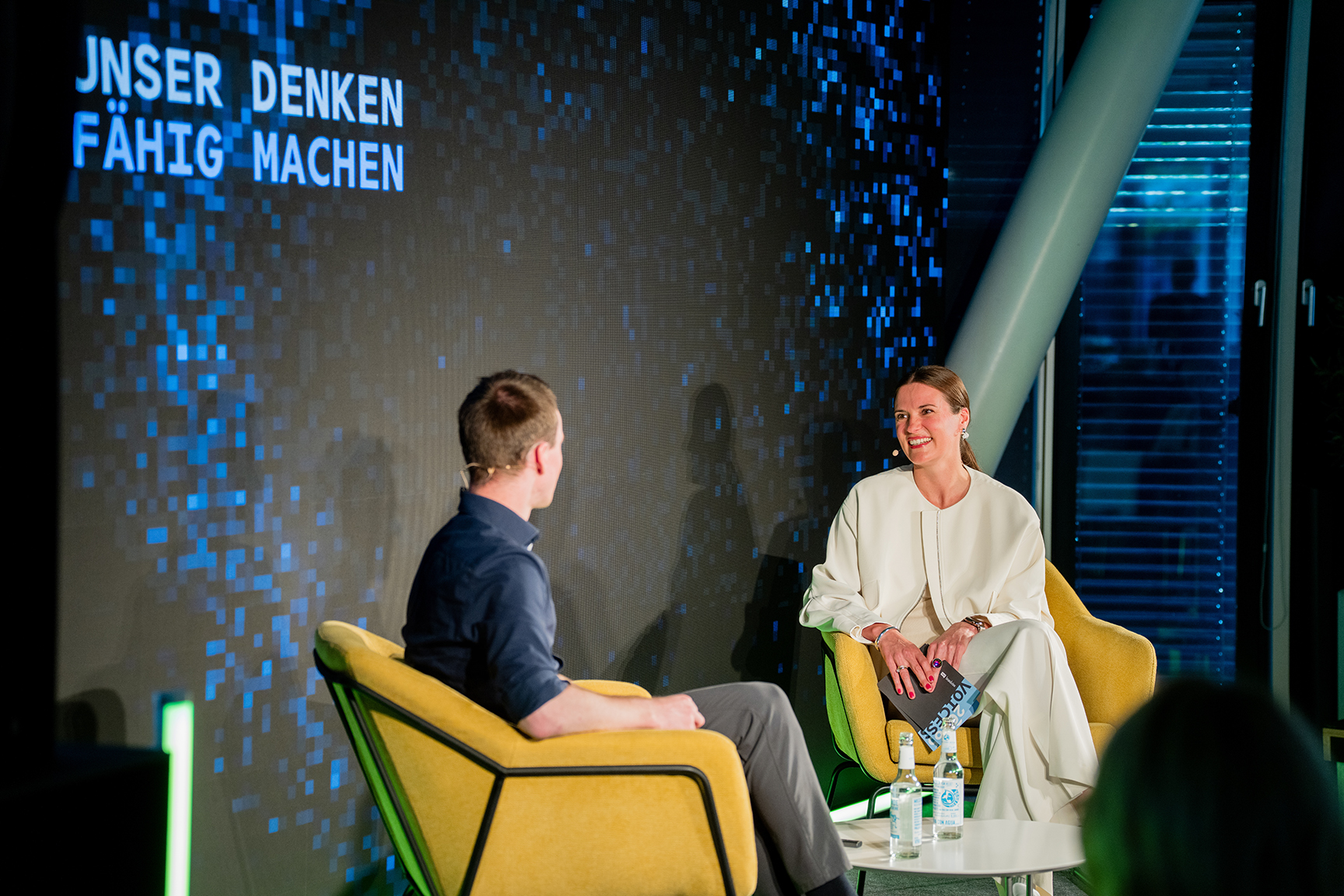 pilot Geschäftsführerin Judith Scholten im Gespräch mit Neurowissenschaftler und Autor Dr. Henning Beck